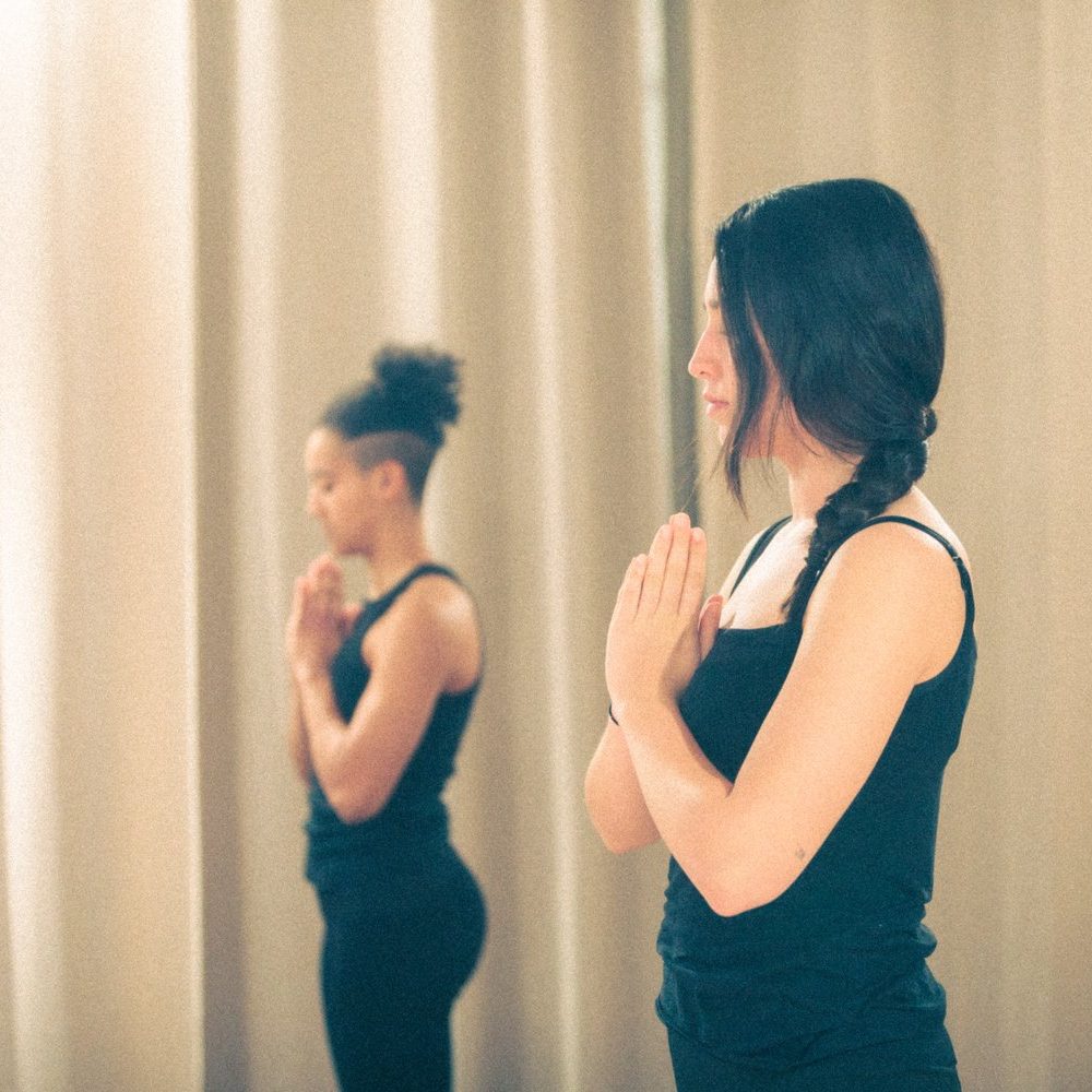 Explora la conexión entre el teatro y la relajación en nuestra clase de Yoga. - Cuerpo – Expresión corporal - Escuela de teatro M.A StudioLab